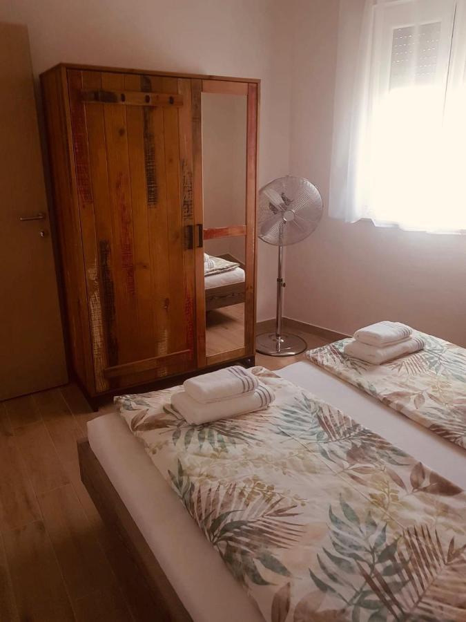Apartmani Tin Starigrad Paklenica Exterior foto